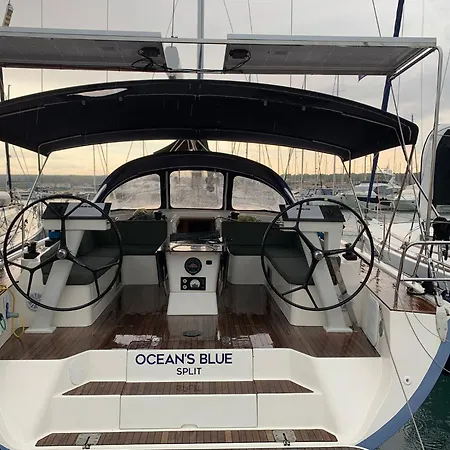 Ocean's Blue Botel *